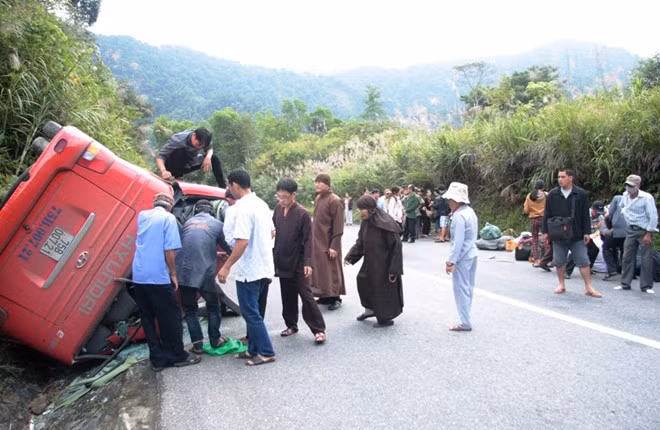 Xe khách lao vào vách núi rồi lật úp.