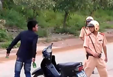 Vào thời điểm đó, Nguyễn Tấn Lập và một nhóm thanh niên là bạn của Huy và Hoàng đã đến xin tổ công tác không xử phạt. Tuy nhiên, tổ công tác không đồng ý. Bực tức, Lập bất ngờ lao tới đấm vào mặt thiếu úy Hoàng Dương. Thấy đồng đội bị tấn công, trung úy Việt Anh chạy đến ngăn chặn cũng bị Lập đấm thẳng vào mặt. Sau đó, Lập tẩu thoát.