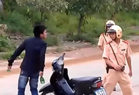 Vào thời điểm đó, Nguyễn Tấn Lập và một nhóm thanh niên là bạn của Huy và Hoàng đã đến xin tổ công tác không xử phạt. Tuy nhiên, tổ công tác không đồng ý. Bực tức, Lập bất ngờ lao tới đấm vào mặt thiếu úy Hoàng Dương. Thấy đồng đội bị tấn công, trung úy Việt Anh chạy đến ngăn chặn cũng bị Lập đấm thẳng vào mặt. Sau đó, Lập tẩu thoát.