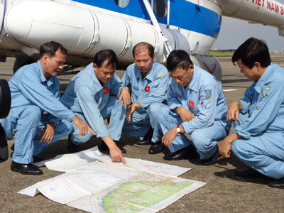 Tổ bay gồm thượng tá phi công Đỗ Thanh Hồng, Phó trung đoàn trưởng, Tham mưu trưởng, lái chính; thượng tá phi công Nguyễn Quốc Long, Chính ủy trung đoàn, lái chính; thượng tá Nguyễn Doanh Đan, lái phụ dẫn đường; cơ giới trên không gồm thượng tá Lê Ngọc Sơn và thượng tá Nguyễn Trí Hiền đang cùng nhau bàn phương án bay tối ưu nhất trước bản đồ tác chiến.