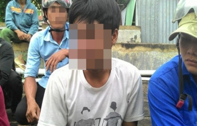 Anh T. đau buồn trước cái chết của con.