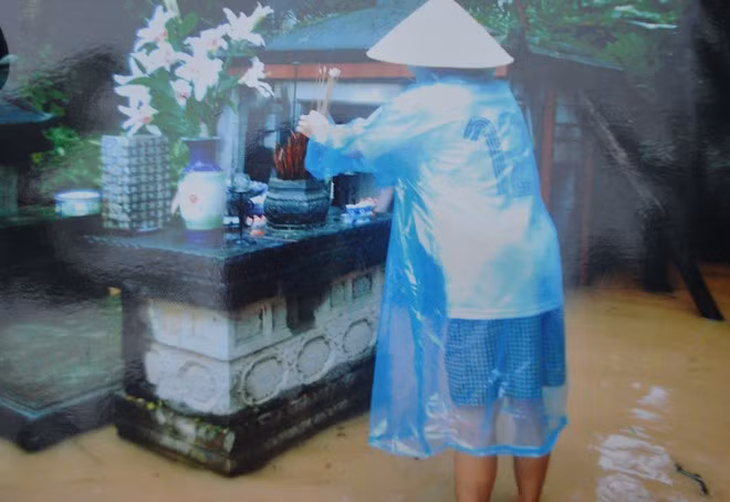 Tuy nhiên, hiện khu vực này cứ mưa là ngập. Ông Nguyễn Ngọc Đức, Phó chủ tịch UBND xã cho biết, Lại Yên là một xã ở vị trí địa lý thấp của huyện, nước vẫn thoát theo phương thức tự nhiên. Chính quyền cũng đang thi công công trình tiêu thoát nước, bơm cưỡng bức trên địa bàn toàn xã nên việc ngập úng tại các khu lăng mộ này là điều không tránh khỏi.