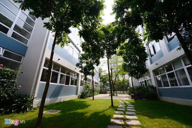 Giữa mỗi dãy nhà là khoảng không gian rộng được trồng cỏ, cây xanh giúp tất cả các phòng học thông thoáng và chiếu sáng tự nhiên, chắn nắng gắt.