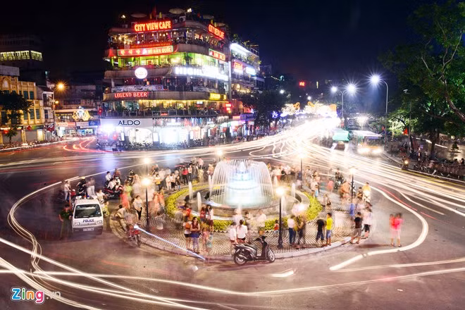 Quảng trường Đông Kinh Nghĩa Thục sôi động nhộn nhịp hẳn lên sau khi đài phun nước được sửa chữa nâng cấp.