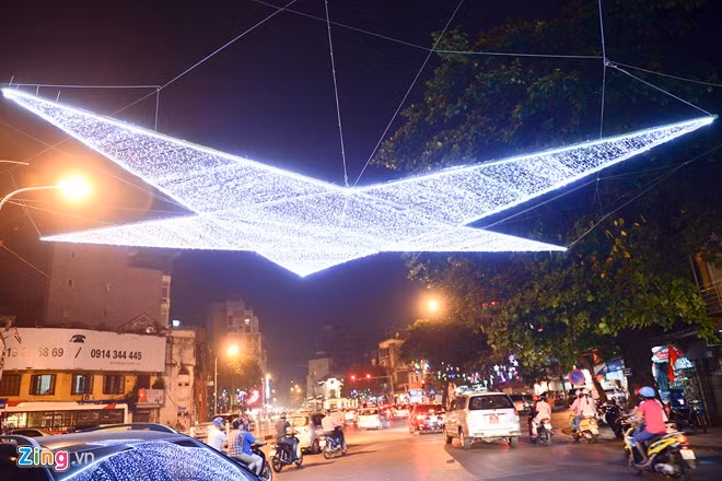 Một ngôi sao lớn kết bằng hàng nghìn bóng đèn nhỏ ở cuối phố Tràng Thi.