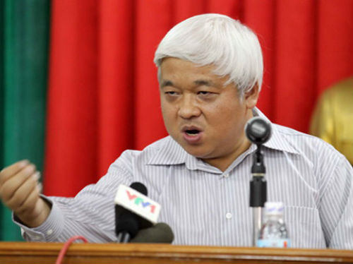 Bầu Kiên có lẽ là đại gia Việt bị bắt giữ gây rúng động cho dư luận nhiều nhất từ trước tới giờ. Gần cuối tháng 8/2012, hầu như dư luận cả nước không thể tin nổi vào sự việc ông Nguyễn Đức Kiên (tức bầu Kiên), một người đàn ông quyền lực trong giới tài chính ngân hàng cũng như trong làng bóng đá Việt bị cơ quan cảnh sát điều tra bắt giữ về một số sai phạm liên quan tới hoạt động kinh doanh của ông này.