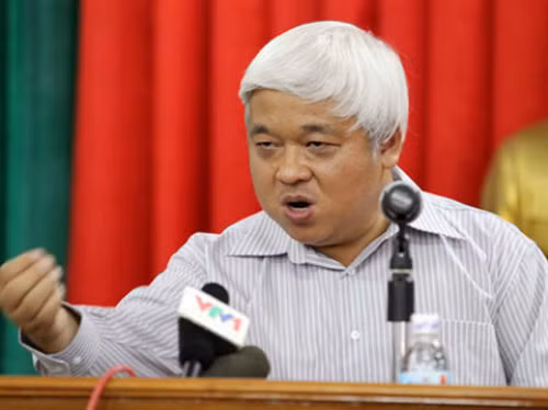 Bầu Kiên có lẽ là đại gia Việt bị bắt giữ gây rúng động cho dư luận nhiều nhất từ trước tới giờ. Gần cuối tháng 8/2012, hầu như dư luận cả nước không thể tin nổi vào sự việc ông Nguyễn Đức Kiên (tức bầu Kiên), một người đàn ông quyền lực trong giới tài chính ngân hàng cũng như trong làng bóng đá Việt bị cơ quan cảnh sát điều tra bắt giữ về một số sai phạm liên quan tới hoạt động kinh doanh của ông này.