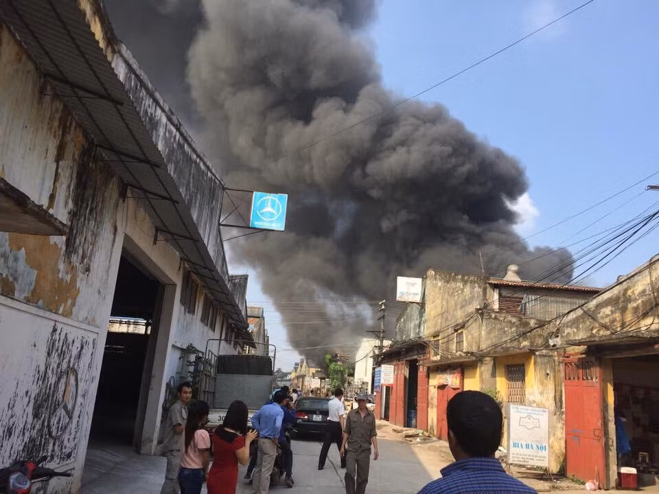 Vụ cháy xưởng gỗ khiến cột khói bốc cao hàng trăm mét, đen kín trời.