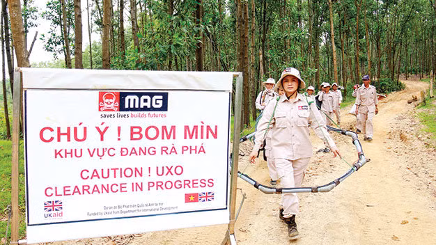 Công việc rà phá bom mìn được xếp vào hạng nguy hiểm bậc nhất thế giới tưởng chừng chỉ dành cho đàn ông, nhưng ở dự án rà phá vật liệu còn sót lại sau chiến tranh MAG Quảng Trị có tám nữ kỹ thuật viên trực tiếp rà tìm bom mìn, vật liệu chưa nổ, gồm các chị Trần Thị Thảo, Trần Thị Lý Vân, Dương Thị Hồng, Trần Thị Hạnh, Hoàng Thị Hải Lý, Trần Thị Lý, Lê Thị Bích Ngọc và Nguyễn Thị Bảo Nhi.