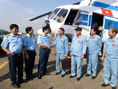 Ban chỉ huy sư đoàn gồm đại tá phi công Vũ Văn Kha – Sư đoàn trưởng, đại tá phi công Lê Văn Hạnh – Chính ủy, đại tá phi công Phạm Trường Sơn – Phó sư đoàn trưởng, tham mưu trưởng, đại tá phi công Bùi Đức Thành - Chủ nhiệm chính trị ra tận cầu thang máy bay đón, động viên, chúc mừng tổ bay hoàn thành nhiệm vụ.