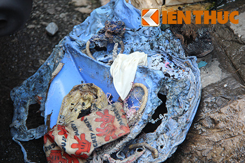 Khi tiếp cận hiện trường, cảnh sát phát hiện có một người đàn ông nằm chết co quắp trong khu vực nhà vệ sinh trên tầng 2. Nạn nhân được xác định là Võ Cao Tâm ( Sn 1974), anh Tâm có dấu hiệu trầm cảm, sống khép kín. Người nhà cho biết, nạn nhân có tiền sử về bệnh tâm thần.