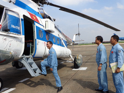 Được lệnh từ Sở chỉ huy, vào 14h30 ngày 21/10, tổ bay trực thăng Mi 171 chở các y bác sĩ đội cấp cứu lưu động Bệnh viện quân y 175 cất cánh ra đảo Trường Sa Lớn. Tổ bay hạ cánh trên đảo lúc 17h20, sau gần 3 giờ bay.