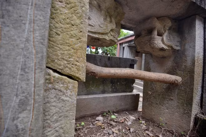 Những năm 1960, do thời kỳ hợp tác xã nên một phần nhà tiền tế (đại bái) khổng lồ phía trước đã bị tháo dỡ để làm nhà kho. Sau khi nhà đại bái bị dỡ bỏ, khu đất trở thành hoang hóa, có nhiều năm trở thành bãi rác hôi thối, bẩn thỉu khiến người dân hết sức bất bình.