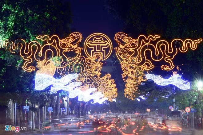 Hàng chục dãy đèn lớn với biểu tượng hình rồng uốn lượn được treo trên phố Đinh Tiên Hoàng, biểu tượng của Thăng Long - Hà Nội nghìn năm văn hiến.
