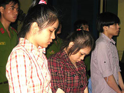 Nghe tin Thảo bị đánh, mẹ và chị gái Thảo là bà Lê Thị Hồng Hương, Lê Thị Hồng Linh đến quán đánh nhóm của Mai. Ngân cũng bị 2 người này túm tóc đánh. Bực túc vì bị đánh oan, Ngân về nhà lấy 1 con dao bấm, rủ bạn sang nhà Thảo trả thù. Tại đây, Ngân bị bà Hương túm tóc ghì đầu xuống đất. Ngân đã rút dao bấm đâm nhiều nhát vào người bà Hương dẫn đến tử vong.