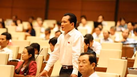 9. Nguyên Tổng giám đốc bia Huda lĩnh lương hưu 65 triệu đồng/tháng. Ngày 23/10, Quốc hội thảo luận tại hội trường về dự án luật Bảo hiểm xã hội sửa đổi. Vấn đề được các đại biểu quan tâm nhiều nhất là điều chỉnh mức lương hưu. Đại biểu tỉnh Thanh Hóa Bùi Sỹ Lợi, Phó chủ nhiệm UB Các vấn đề xã hội, đã nêu một ví dụ cho thấy bất cập của cách tính lương hưu hiện hành.