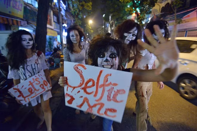 Chuẩn bị cho ngày hội Halloween sắp tới, tối 17/10 một nhóm bạn trẻ hơn 10 người của CLB Zombie Walk đã hóa trang thành xác sống (Zombie) đi dọc các tuyến phố Hàng Trống, Bảo Khánh và khu Nhà Thờ Lớn (quận Hoàn Kiếm) để khuấy động phong trào.