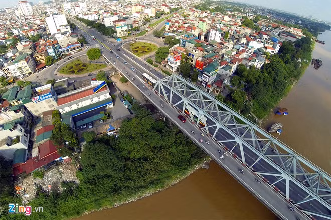 Cầu ở vị trí km 170+200 quốc lộ 1A, dài 1230 m, gồm 21 nhịp, chia làm bốn làn xe chạy hai chiều, mỗi bên rộng 5 m. Kiến trúc cầu Chương Dương không có gì nổi bật nhưng điểm nhấn thành công của nó là cây cầu lớn lần đầu tiên không cần có sự trợ giúp kỹ thuật của kỹ sư nước ngoài khi thiết kế và thi công tại Việt Nam.