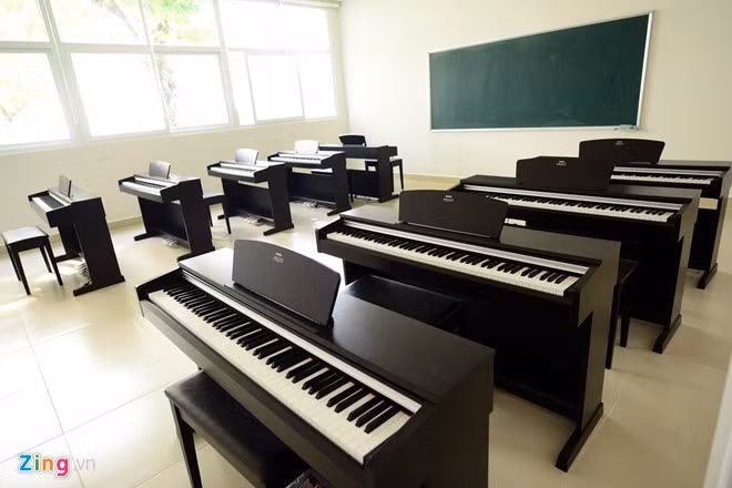 Hiện tại, trường có hệ thống các phòng học chức năng chuyên biệt bao gồm phòng thanh nhạc, mỹ thuật, máy tính và thư viện. Trong ảnh: phòng nhạc được trang bị đàn organ cho từng học sinh.