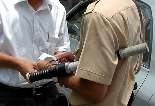 5. Trung úy CSGT bị bắt trong đường dây tiêu thụ xe gian. Ngày 25/10, đại tá Đoàn Thế Tân, Chánh văn phòng Công an tỉnh Bến Tre cho biết, Công an tỉnh vừa khởi tố, bắt giam Nguyễn Quốc Lâm (trung úy Phòng CSGT Công an tỉnh Bến Tre) để điều tra hành vi nhận hối lộ. Theo thông tin ban đầu, trung úy Lâm là mắt xích trong đường dây làm giấy tờ giả. Trong đó, Bùi Văn Thạch (ngụ tỉnh Đồng Nai), Nguyễn Hoàng Khanh (ngụ tỉnh Tiền Giang), Nguyễn Thị Giàu (ngụ huyện Mỏ Cày Nam, tỉnh Bến Tre) chuyên thu gom các loại xe không rõ nguồn gốc, chưa có giấy tờ chủ quyền để móc nối với Lâm để lập hồ sơ hợp thức hóa rồi đem bán.