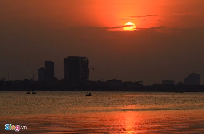 Hoàng hôn trên hồ Tây như lẩn khuất, lãng đãng mang chất men say vô hình len lỏi vào ký ức và suy tư cho những người trót đem lòng yêu Hà Nội hay người Hà Nội ở phương Nam phải ngẩn ngơ và nhớ đến nao lòng.