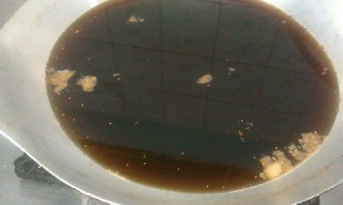 Dầu ăn để chế biến thức ăn đen kịt.