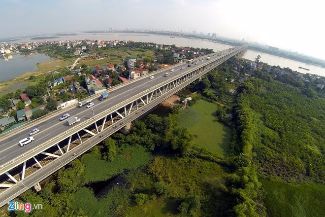 Cầu giàn thép dài 3250 m, gồm 2 tầng với 25 nhịp phần cầu chính và 46 nhịp cầu đường dẫn của đường sắt và đường xe thô sơ. 2 làn cầu riêng biệt, rộng 3,5m (1 làn) dùng cho phương tiện thô sơ. Phần giữa tầng 1 là đường dành dành cho tàu hỏa chạy tuyến Văn Điển - Bắc Hồng rộng 11 m, và xe máy, xe đạp. Tầng 2 dành cho các loại xe cơ giới có chiều rộng 21m, mặt cầu bê tông, 2 làn dành cho người đi bộ thăm quan. Trước khi cầu Nhật Tân khánh thành, cầu Thăng Long vẫn là nút giao thông trọng điểm của thủ đô nối các tỉnh như Vĩnh Phúc, Phú Thọ, Thái Nguyên... và là trục chính đi và về giữa sân bay Nội Bài.