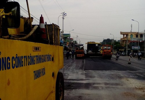 Trước đó, ngày 22/10, Bộ GTVT nhận được thông tin phản ánh về tình trạng thi công bê tông nhựa sau cơn mưa ngay trên mặt đường ẩm ướt và đọng nước tại dự án nâng cấp, mở rộng Quốc lộ 1A từ km 333+250 - km 333+300 thuộc địa phận huyện Quảng Xương (Thanh Hóa) do Ban QLDA 1 quản lý. Các đơn vị liên quan là Tổng công ty Công trình giao thông 1 Thanh Hóa (nhà thầu xây lắp), Công ty cổ phần Tư vấn giám sát chất lượng công trình Thăng Long (đơn vị Tư vấn giám sát chất lượng công trình).