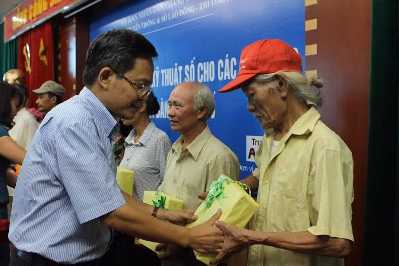 Ông Trần Đăng Tuấn - Phó chủ tịch HĐQT An Viên Group tặng đầu thu kỹ thuật số An Viên cho các hộ nghèo Hà Nội.