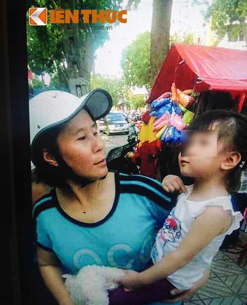 4. Thót tim giải cứu bé gái 3 tuổi bị giúp việc bắt cóc ở TP HCM. Khoảng chiều tối 1/10, khi về đến nhà nhưng không thấy con gái đâu, chị Nguyễn Thị Thu Hương (SN 1979, ngụ đường Sông Thương, P.2, Q.Tân Bình, TP HCM) tìm người giúp việc tên Nguyễn Thị Loan (SN 1972, quê xã Trung Thành Đông, huyện Vũng Liêm, Vĩnh Long) để hỏi thì người này cũng không có ở nhà. Gọi điện thoại cho người này, chị Hương nhận được câu trả lời là cháu Nguyễn Thái Bội San (3 tuổi), con gái chị Hương đang được Loan đưa đi chơi tại khu vực Sóng Thần (thị xã Dĩ An, tỉnh Bình Dương).