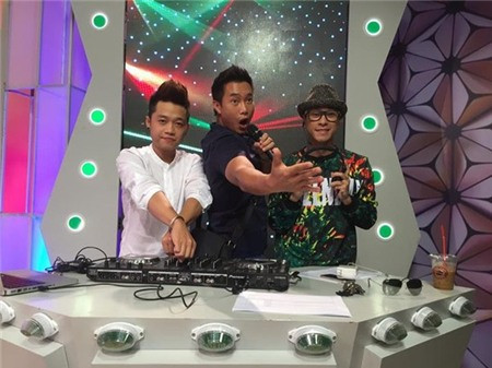 Hoa Thanh Tùng tập tành làm ca sĩ trong giờ giải lao của chương trình.