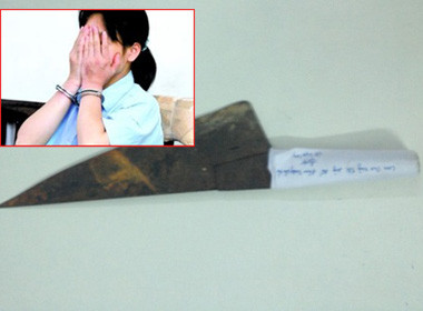 Sẵn có dao phát cỏ trong tay, Ngọc đã bất ngờ chém vào người mẹ đẻ. Khi chị Luyến bỏ chạy, Ngọc đã lao theo đâm liên tiếp vào người chị. Sau khi gây án, Ngọc đã bỏ trốn khỏi địa phương và ẩn nấp tại một nhà nghỉ ở xã Xuân Quang cùng huyện, còn chị Luyến được gia đình đưa đi cấp cứu nhưng vì vết thương quá nặng nên đã tử vong sau đó.