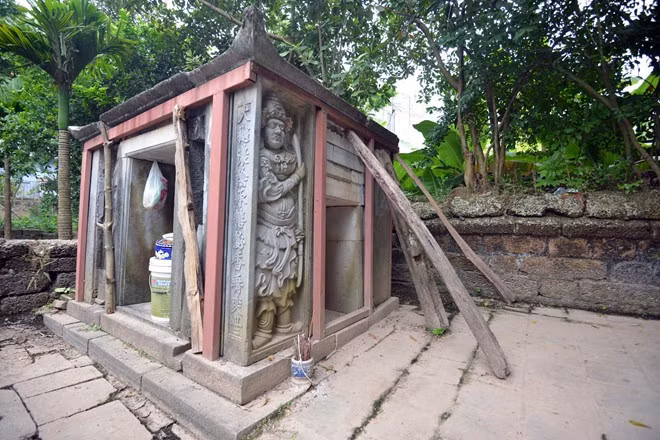 Phía bên trong, nhà bi đình (nhà đặt bia) đang xuống cấp. Các phiến đá xanh đang ngày càng bị tách rời do thời gian và mưa nắng, người dân phải tạo khung sắt chống đỡ tạm thời cho khu bi đình không bị sập.