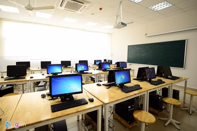 Phòng tin học được thiết kế bao gồm 30 máy vi tính, kết nối mạng đủ điều kiện phục vụ cho học sinh một lớp.