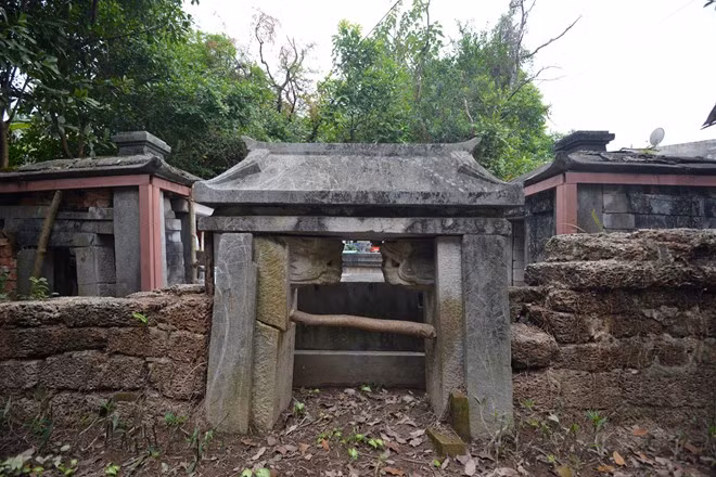 Trong quyết định số 29-VH/QĐ ngày 13/1/1964 của Bộ Văn hóa, bốn khu bảo vệ xung quanh lăng phải đảm bảo 50 m. Tuy nhiên, đến nay phần do nhà dân xâm lấn, phần còn lại thất thoát do thời gian, nên khu nhà tiền tế (nơi diễn ra các hoạt động tế lễ tưởng nhớ Quận công Phạm Mẫn Trực), ao sen và cổng di tích tạo thành một khu lăng mộ bề thế và hoành tráng đã trở thành dĩ vãng.