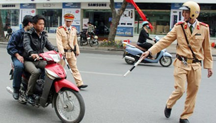 9. Xin xỏ không xong, đầu gấu đấm vào mặt cảnh sát giao thông. Khoảng 21h ngày 27/9, tổ công tác thuộc Đội CSGT Công an TP Hòa Bình gồm thiếu úy Hoàng Dương và trung úy Nguyễn Việt Anh thực hiện nhiệm vụ tuần tra kiểm soát tại khu vực xóm Ngọc, xã Trung Minh (Hòa Bình). Tại đây, tổ công tác phát hiện hai nam thanh niên là Nguyễn Quang Huy (SN 1985) và Nguyễn Khánh Hoàng (SN 1983, cùng trú Tân Lập 2, xã Trung Minh) điều khiển xe máy không đội mũ bảo hiểm. Tổ công tác đã yêu cầu hai thanh niên này dừng xe để kiểm tra hành chính.