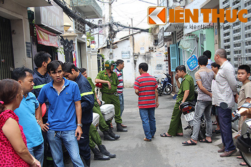 6. Hàng xóm hoảng loạn vì người đàn ông tự thiêu trong nhà. Khoảng 9h15 sáng 25/10, người dân sống trong hẻm 270 Phan Đình Phùng nghe thấy tiếng la hét của nhiều người phát ra trong căn nhà 270/10, đồng thời có một đám khói bốc lên nghi ngút từ khu vực tầng 2 của căn nhà. Sự việc ngay lập tức được báo cho lực lượng PCCC quận Bình Thạnh, công an địa phương cũng đã lập tức có mặt.