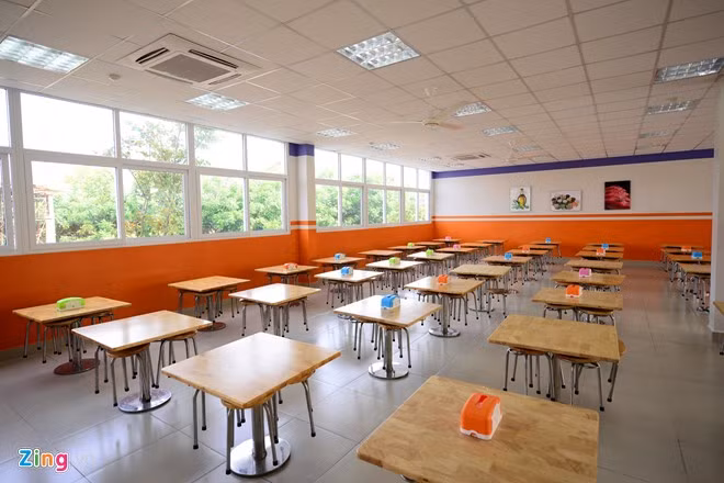 Hệ thống nhà ăn trong trường được xây dựng hai tầng, hiện đại. Trong tương lại học sinh tại trường phổ thông Đoàn Thị Điểm Ecopark sẽ xây dựng đội ngũ đầu bếp nhà hàng trực tiếp dạy nấy ăn cho học sinh tăng tính tự lập cho học sinh.