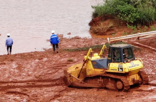 4. Lâm Đồng lên tiếng về sự cố bùn đất đỏ bô xít Tân Rai. Chiều 8/10, Sở TT-TT Lâm Đồng đã chính thức thông tin về sự cố vỡ đê phụ tại hồ thải quặng số 5, nhà máy bô xít nhôm Lâm Đồng. Theo đó, đoạn đê bị vỡ dài 5m, cao 1m, đến thời điểm được khắc phục đã kéo theo khoảng 5.000m3 bùn đất đỏ chảy ra ngoài tràn vào hồ Cai Bảng. Sự cố vỡ đê này không gây thiệt hại về người và tài sản.