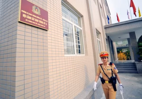 Nữ CSGT, trung úy Nguyễn Thị Thu Giang (đội Cảnh sát giao thông số 14, Công an thành phố Hà Nội) có công việc chính là xử lý hồ sơ vi phạm an toàn giao thông tại Phòng tiếp dân - xử lý vi phạm hành chính.