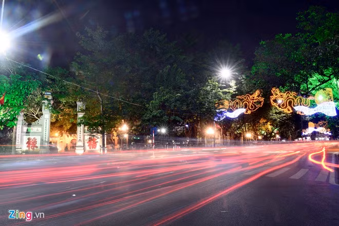 Phố Đinh Tiên Hoàng trước cửa đền Ngọc Sơn được thắp sáng bởi nhiều ánh đèn đường.
