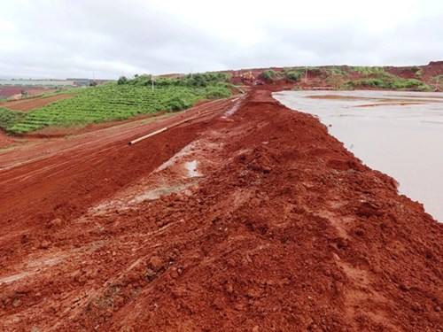Theo ông Lương Văn Ngự, Phó giám đốc Sở Tài nguyên và Môi trường Lâm Đồng, nguyên nhân xảy ra sự cố vỡ đê ở hồ thải quặng đuôi số 5, nhà máy bô xít nhôm Lâm Đồng là do trong những ngày qua, trên địa bàn huyện Bảo Lâm liên tục có mưa.