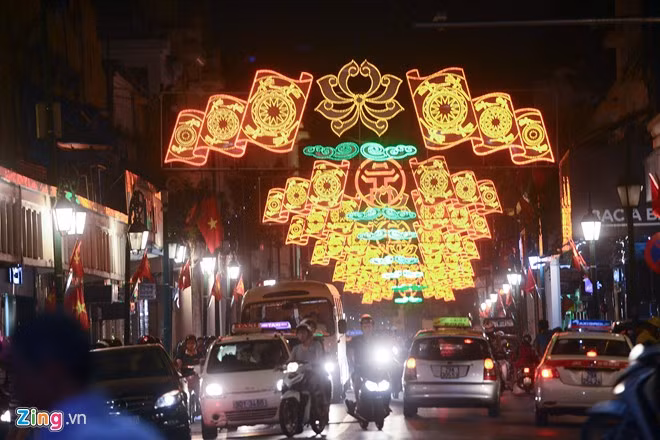 Phố Tràng Tiền vàng rực biểu tượng trống đồng.