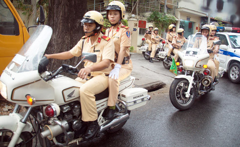 Nhìn hình ảnh đoàn Cảnh sát giao thông đi mô tô phân phối lớn cùng ô tô dẫn đoàn chở các đồng chí lãnh đạo Đảng, Nhà nước hoặc khách quốc tế đến thăm và làm việc tại Việt Nam đi trên đường phố Hà Nội, không ít người dân đã thể hiện sự ngưỡng mộ, khâm phục.