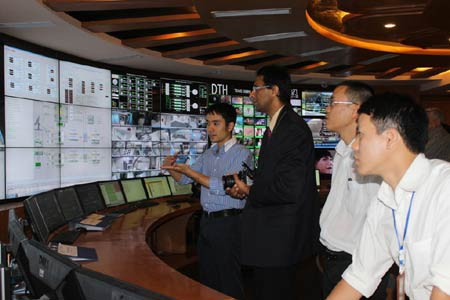 Giám đốc kỹ thuật ABU Amal Punchihewa (thứ 2 từ trái sang) thăm Trung tâm Giám sát vận hành mạng từ xa của Truyền hình An Viên. ABU đánh giá công nghệ mà Truyền hình An Viên đang sử dụng là tiên tiến nhất hiện nay.