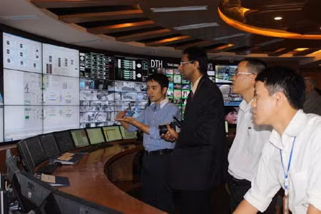 Giám đốc kỹ thuật ABU Amal Punchihewa (thứ 2 từ trái sang) thăm Trung tâm Giám sát vận hành mạng từ xa của Truyền hình An Viên. ABU đánh giá công nghệ mà Truyền hình An Viên đang sử dụng là tiên tiến nhất hiện nay.
