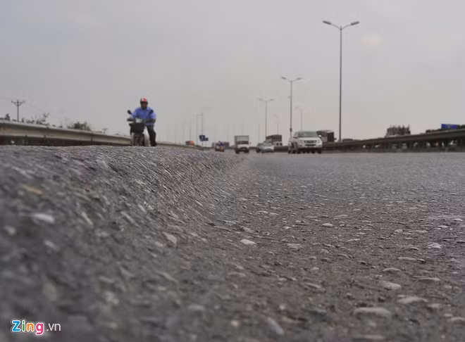 Chị Ngọc Huyền (24 tuổi), người thường xuyên về quê qua tuyến đường này cho hay, chiếc xe tay gas mà chị điều khiển thường xuyên bị chạm gầm xuống lòng đường khi tránh các phương tiện khác. Mỗi khi xe trọng tải đi qua, chị lại bị ám ảnh bởi có lần đã chứng kiến một người điều khiển xe máy suýt chết trước đầu xe kéo khi đi vào "ruộng bậc thang" này.