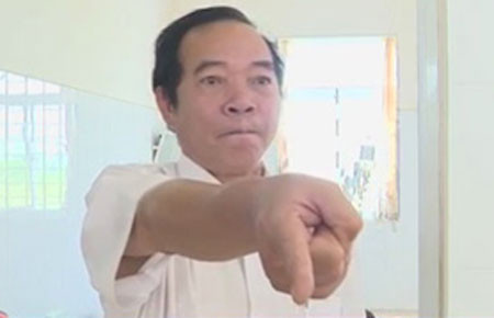 3. Giám đốc bệnh viện bị đình chỉ vì lỗ mãng, đe dọa phóng viên. Ngày 16/10, Bộ trưởng Y tế Nguyễn Thị Kim Tiến đã chỉ đạo Sở Y tế Bắc Ninh đình chỉ công tác với ông Phạm Văn Phan, Giám đốc Bệnh viện đa khoa huyện Lương Tài do hành vi cản trở phóng viên đưa thông tin về việc cứu chữa cho cả trăm bệnh nhân bị ngộ độc thực phẩm tại đây.