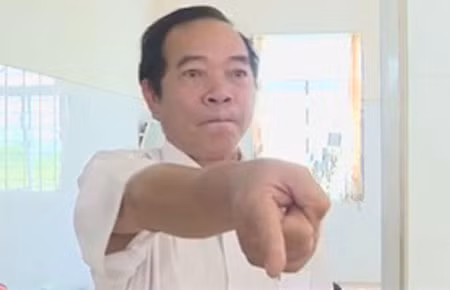 3. Giám đốc bệnh viện bị đình chỉ vì lỗ mãng, đe dọa phóng viên. Ngày 16/10, Bộ trưởng Y tế Nguyễn Thị Kim Tiến đã chỉ đạo Sở Y tế Bắc Ninh đình chỉ công tác với ông Phạm Văn Phan, Giám đốc Bệnh viện đa khoa huyện Lương Tài do hành vi cản trở phóng viên đưa thông tin về việc cứu chữa cho cả trăm bệnh nhân bị ngộ độc thực phẩm tại đây.