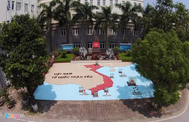 Một địa điểm độc đáo tiếp theo đó chính là khu chủ quyền quốc gia thu nhỏ với mô hình dải đất Việt Nam hình chữ S, bia chủ quyền của quần đảo Trường Sa, mẫu đá được lấy từ Trường Sa - Khánh Hòa, Lũng Cú - Hà Giang, cát Đất Mũi - Cà Mau, Côn Đảo - Bà Rịa Vũng Tàu, Lý Sơn - Quảng Ngãi. Mới đây, mô hình khu chủ quyền quốc gia trong học viện đã đón nhận cát vàng của quần đảo Hoàng Sa do nhân dân huyện đảo Lý Sơn và công an tỉnh Quảng Ngãi gửi tặng. Đây là một trong những địa điểm hiếm hoi trên cả nước có được mẫu cát này.